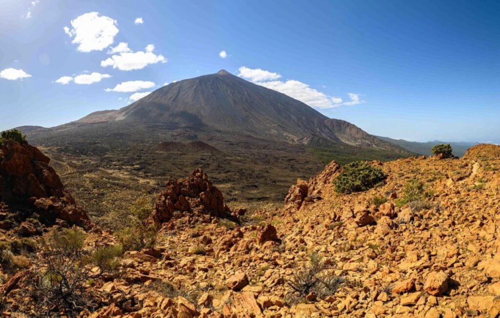 Una montaña de roca.
