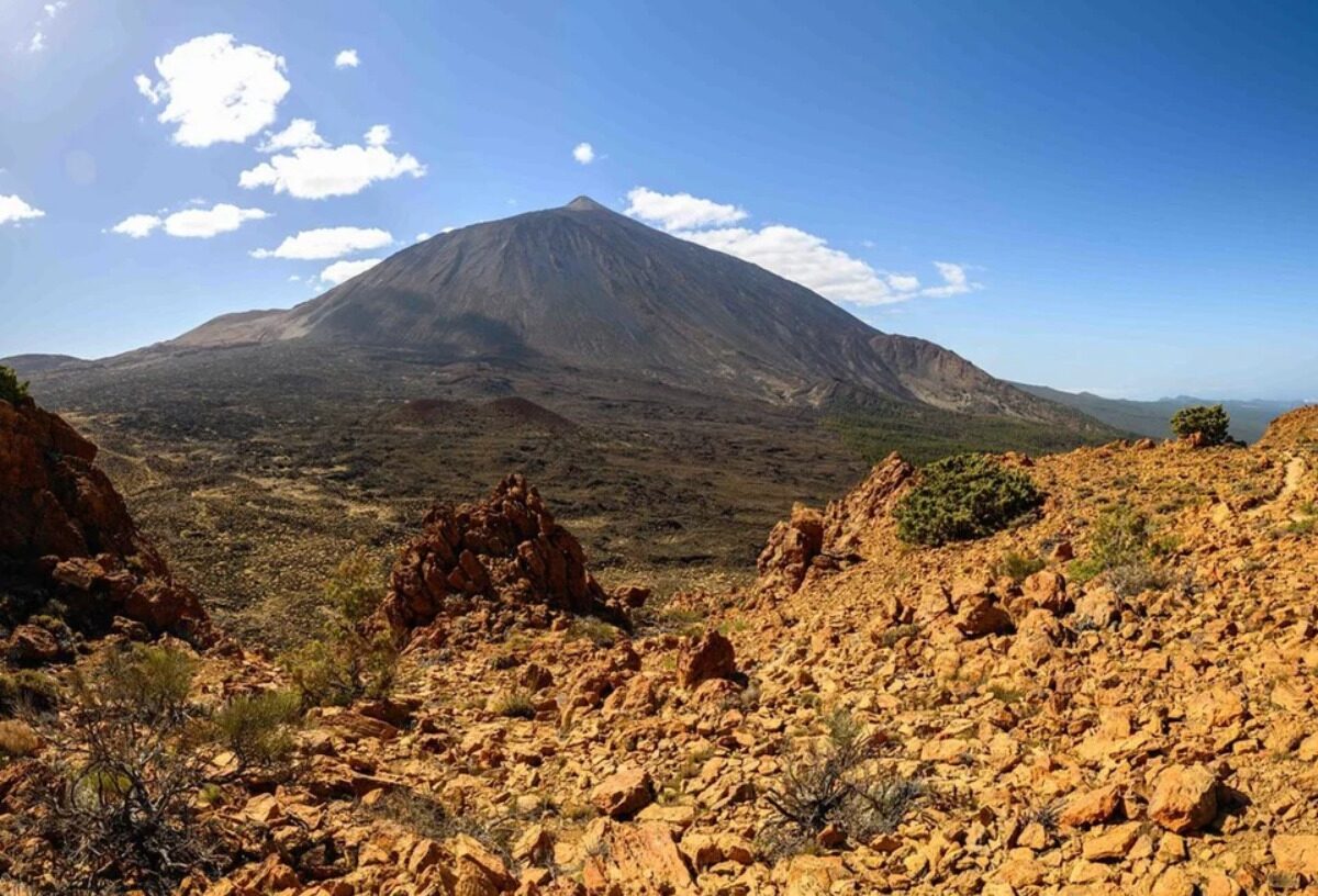 Una montaña de roca.