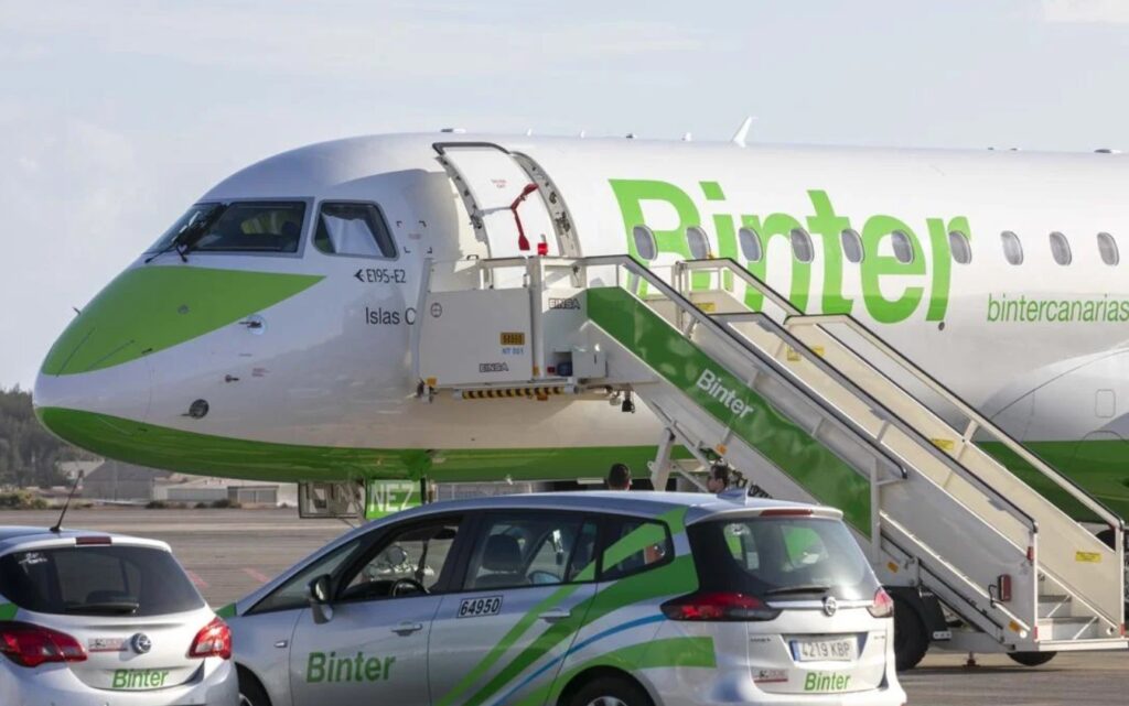 Un avión en la pista de un coche.