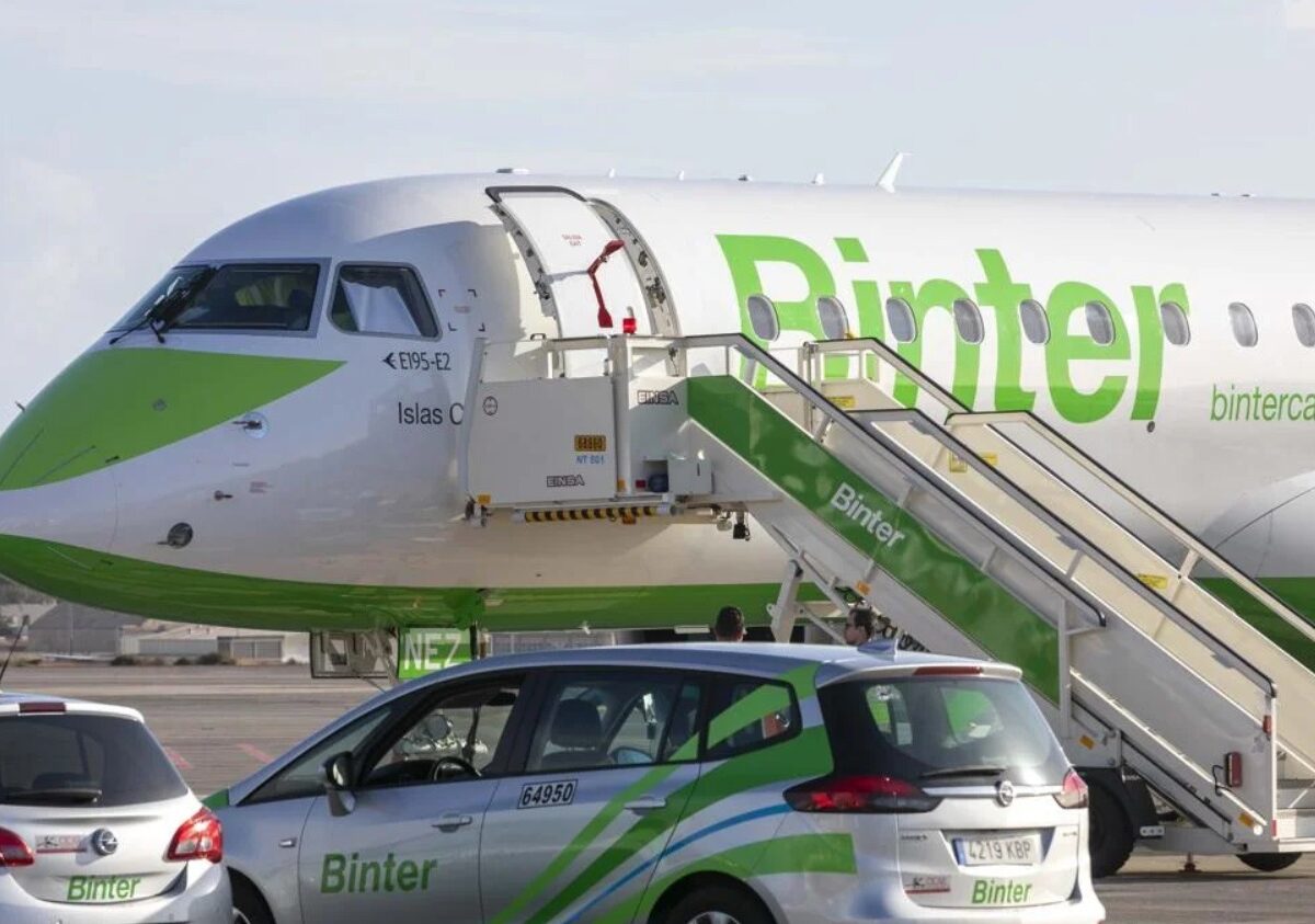 Un avión en la pista de un coche.
