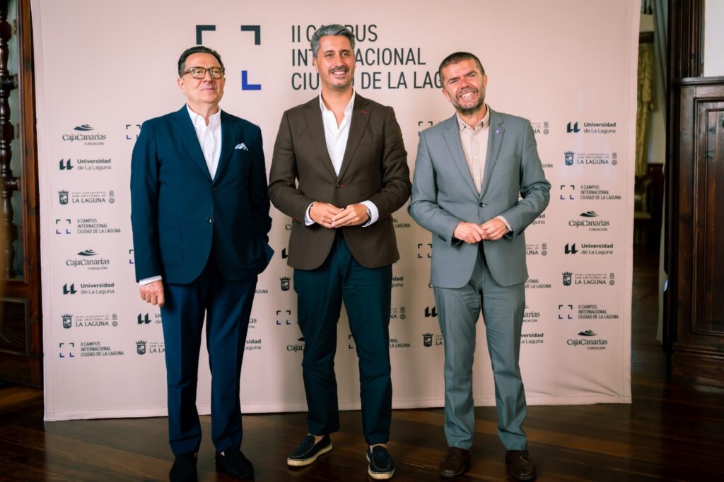 Un grupo de personas con traje formal.