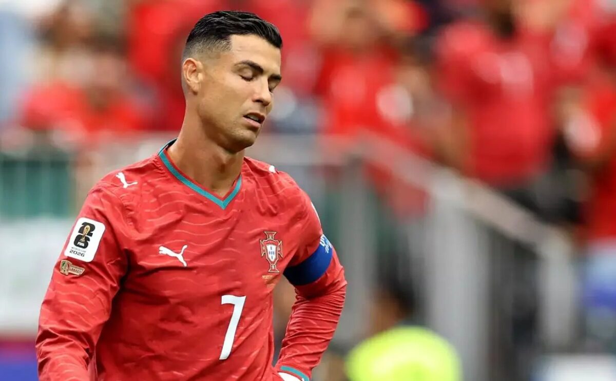 Un jugador de futbol.