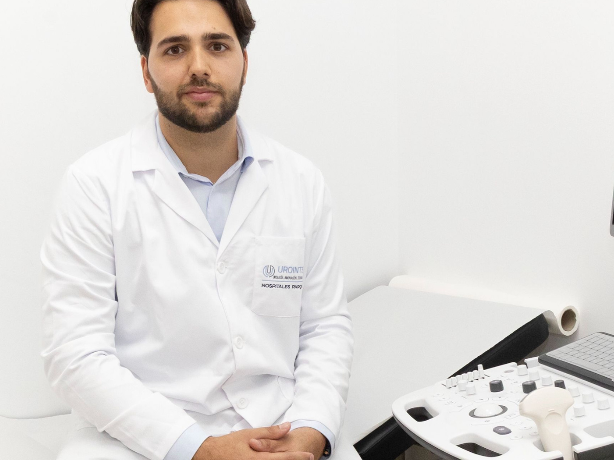 Un hombre con un control de videojuegos en sus manos.
