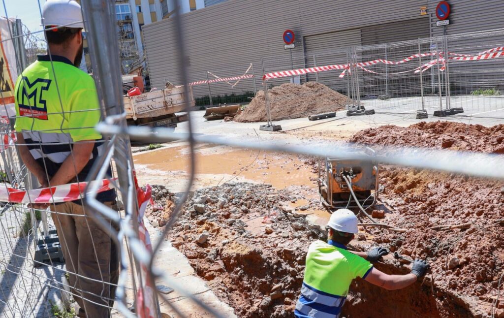 Un grupo de personas en construcción.