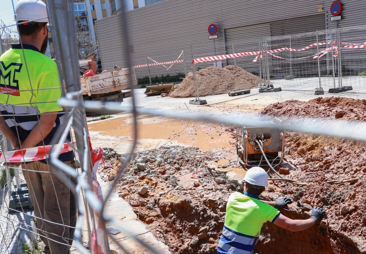 Un grupo de personas en construcción.