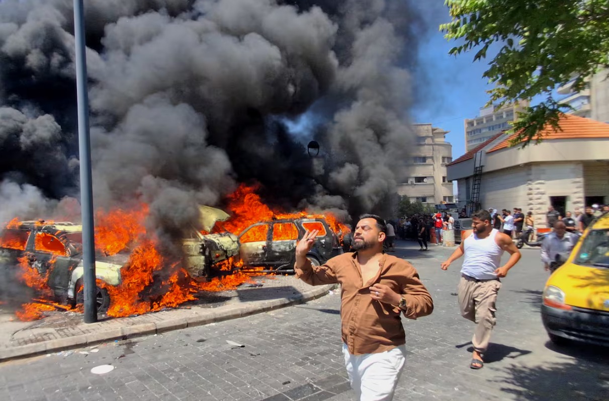 La gente huye durante un bombardeo israelí en Sidón (Líbano)