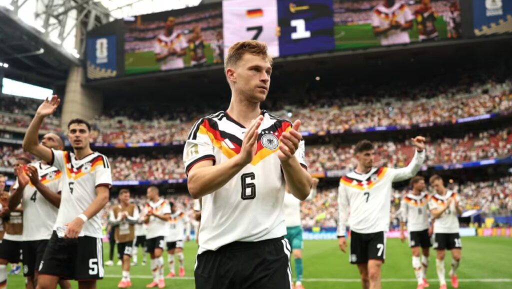 Un jugador de fútbol con espectadores.