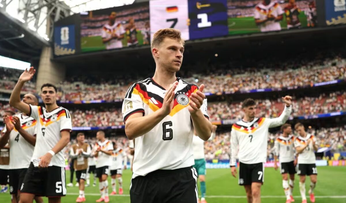 Un jugador de fútbol con espectadores.