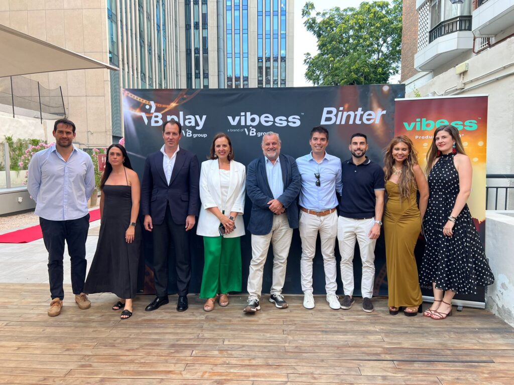 Un grupo de personas posando por un foto.