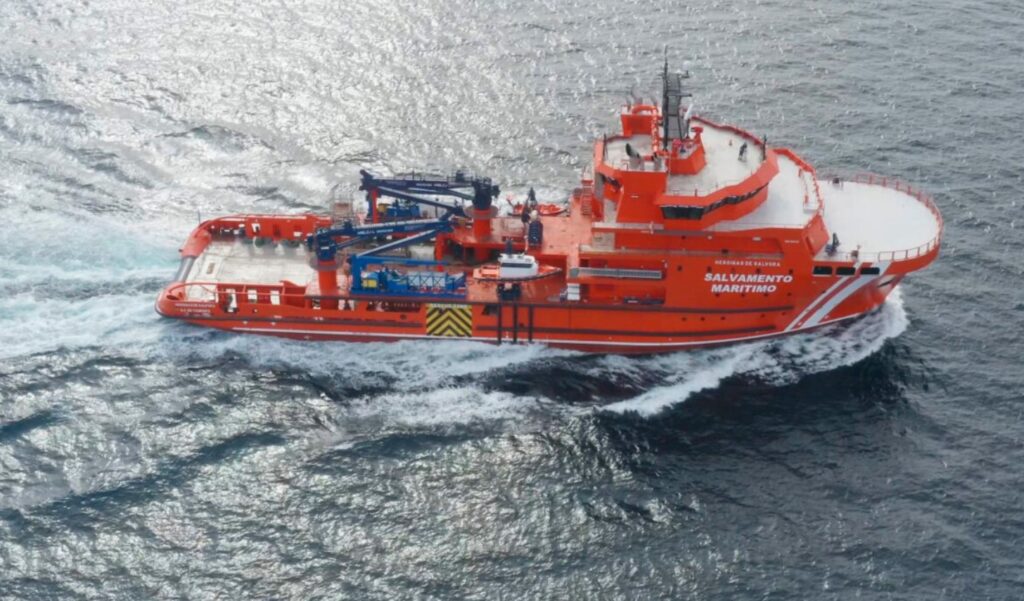 Barco naranja en el agua.