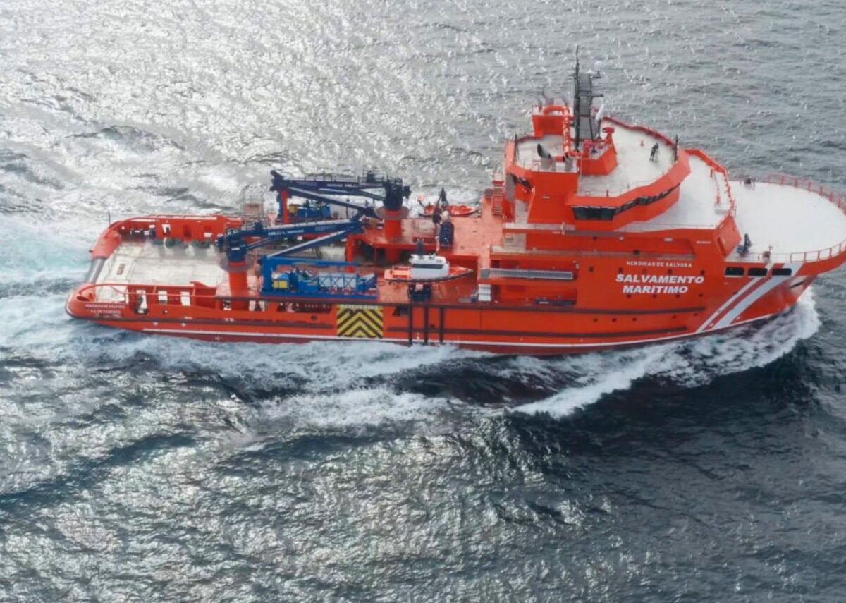 Barco naranja en el agua.