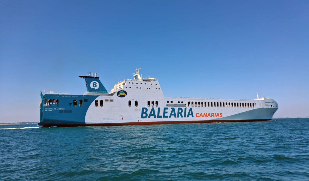 Un barco en el mar.