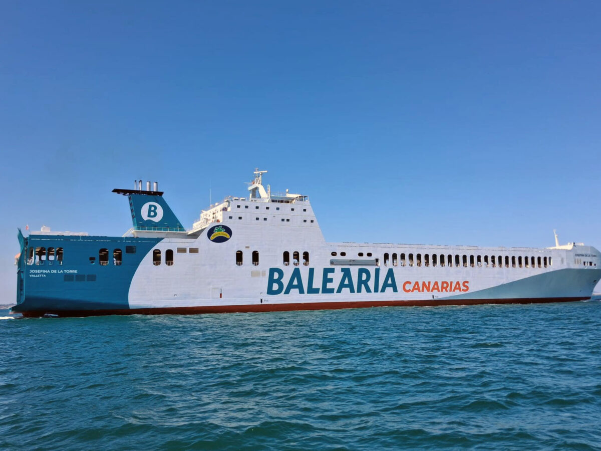Un barco en el mar.