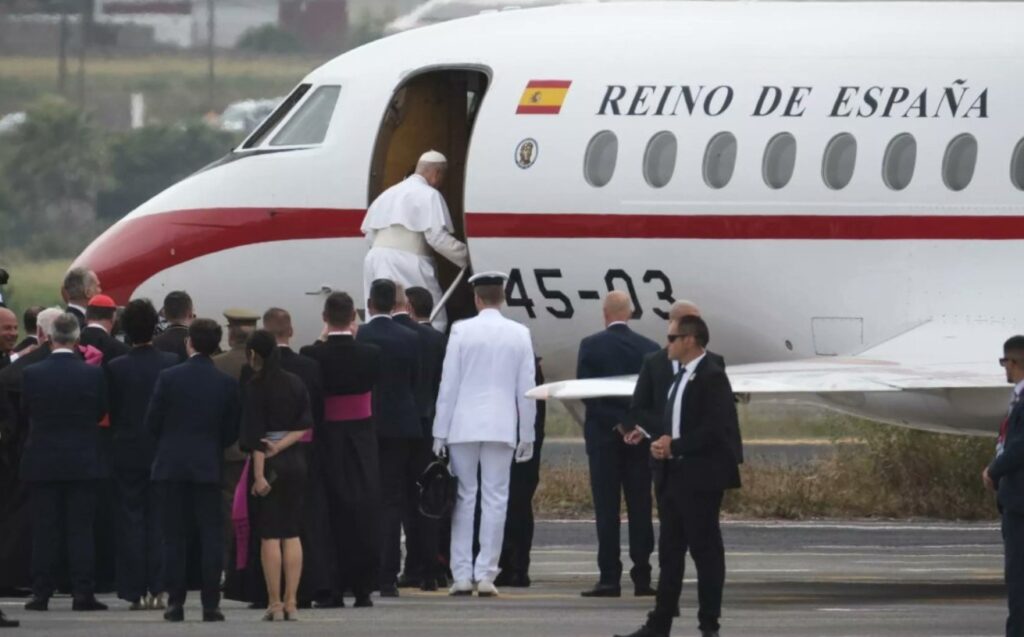 Un grupo de personas junto a un avión.
