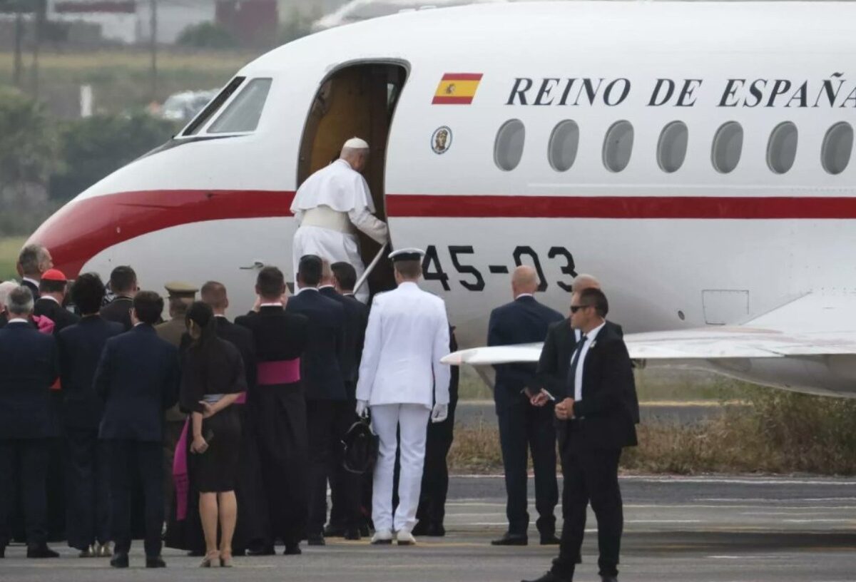 Un grupo de personas junto a un avión.