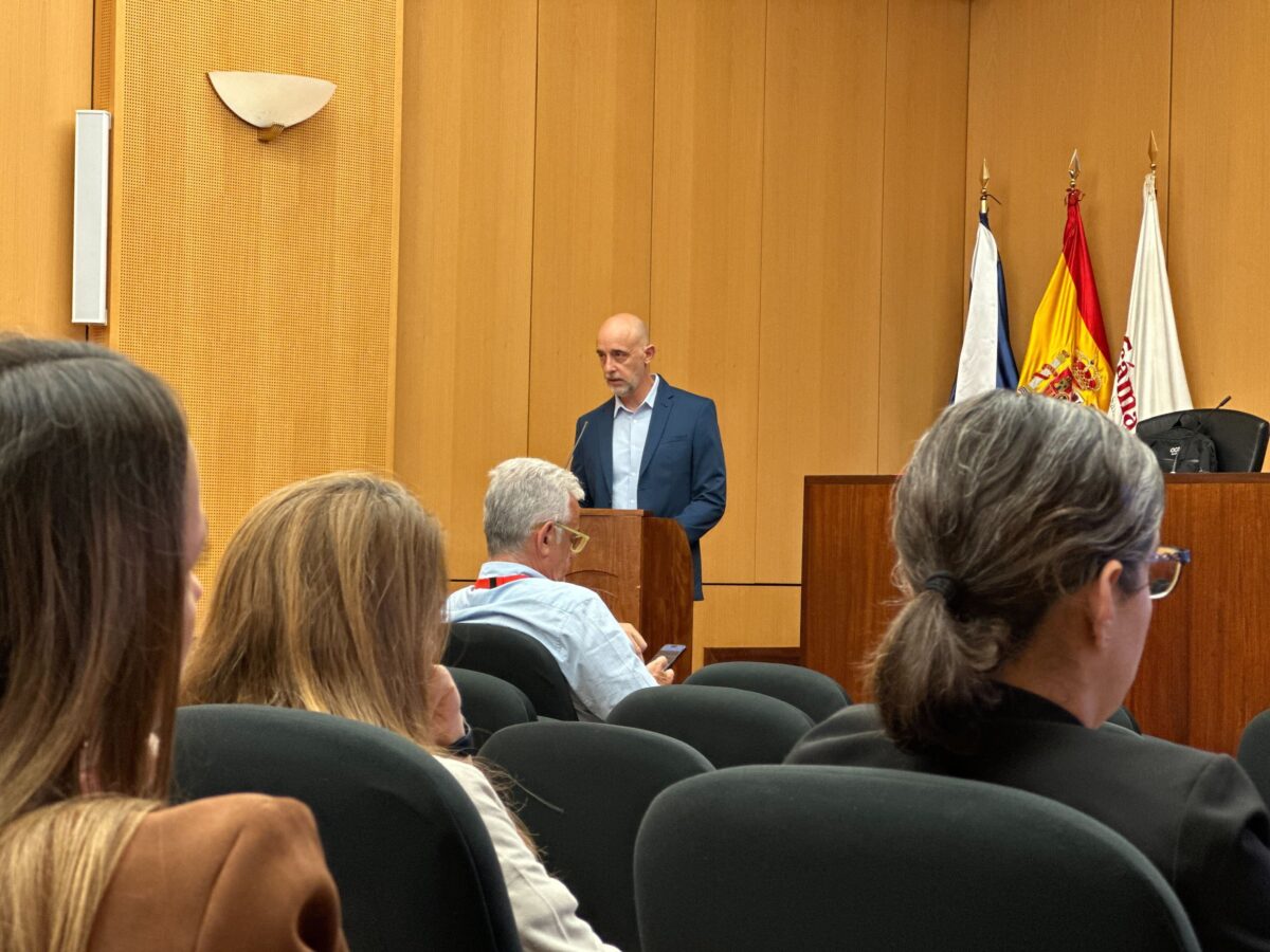 Un grupo de personas sentadas en una sala.