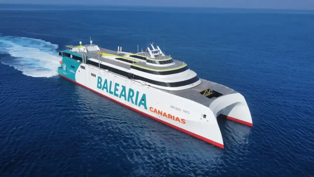 Un barco en el mar.