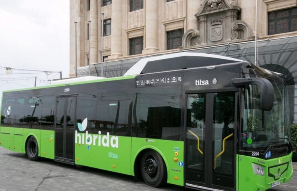 Autobús verde en la calle.
