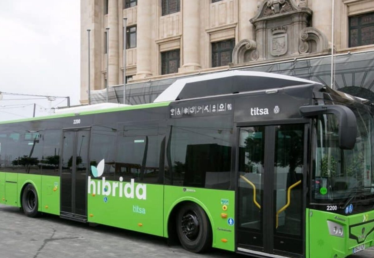 Autobús verde en la calle.