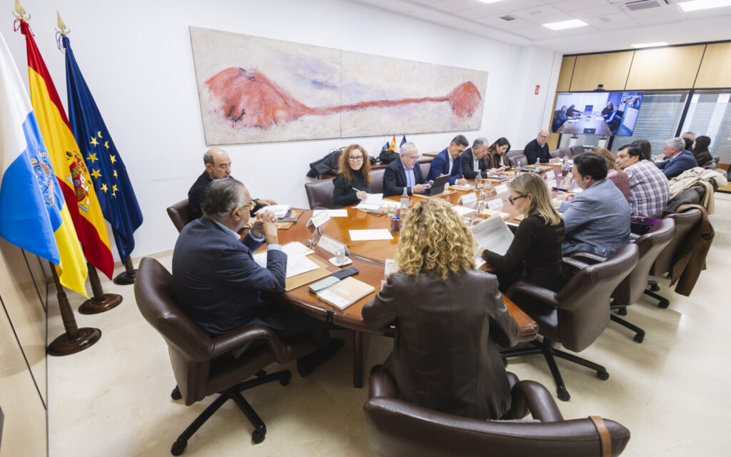Un grupo de personas sentadas en una oficina.