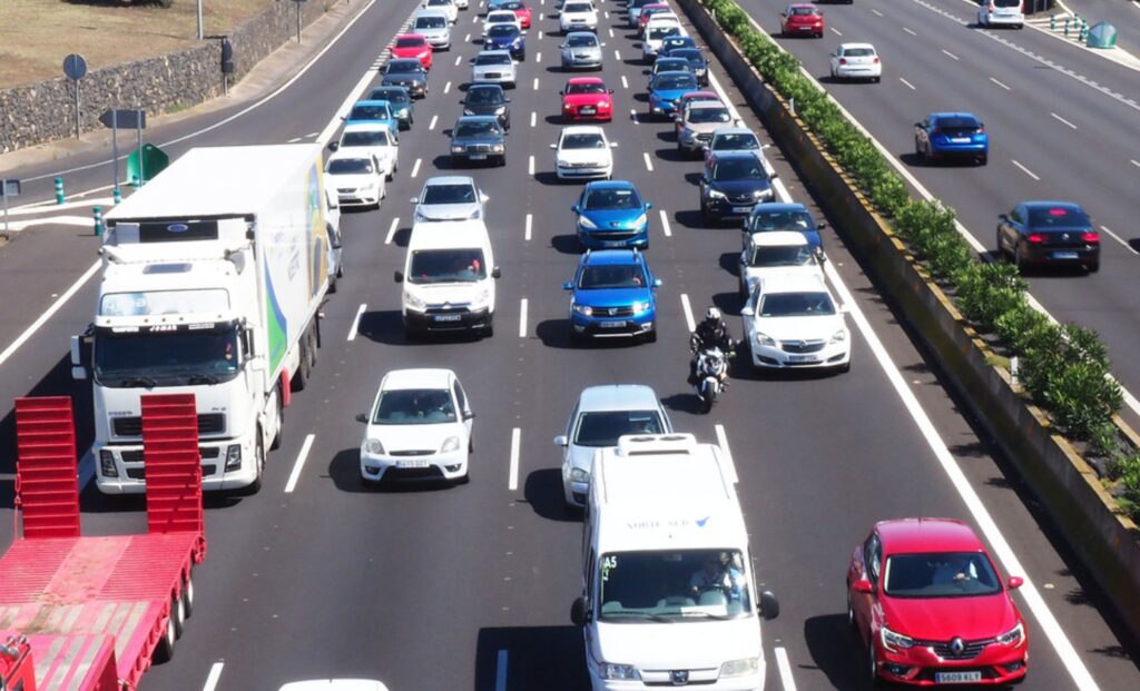 Una carretera con coches.