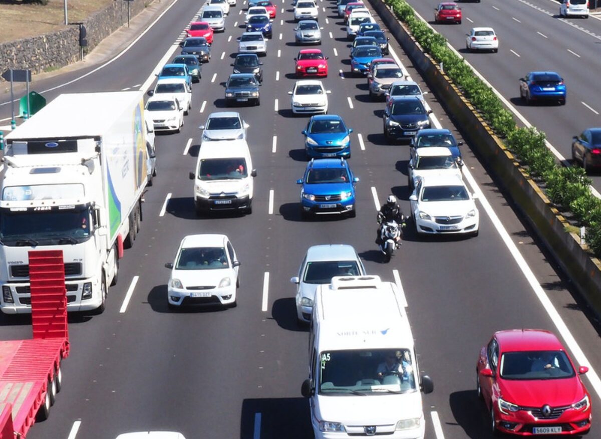 Una carretera con coches.