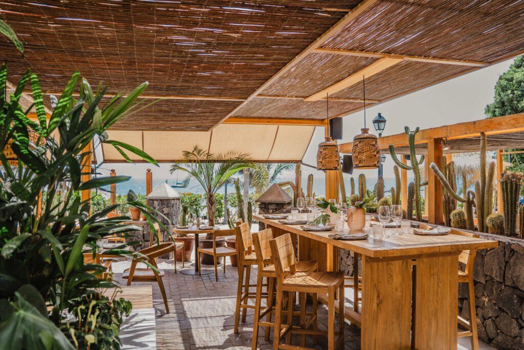 Una casa de madera en un restaurante.