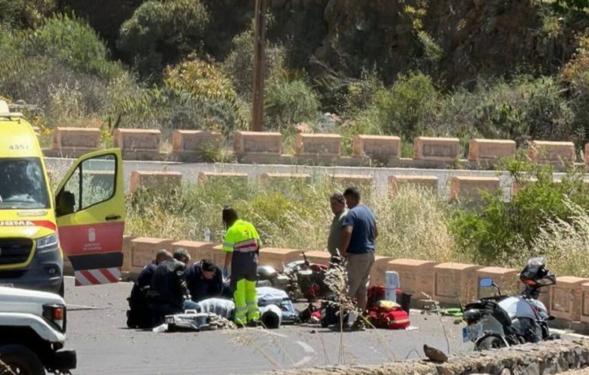 Un grupo de personas sentadas alrededor de una camioneta.