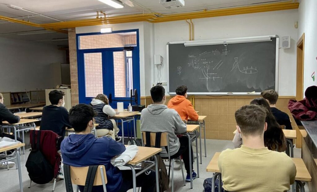 Un grupo de personas sentadas en una oficina.