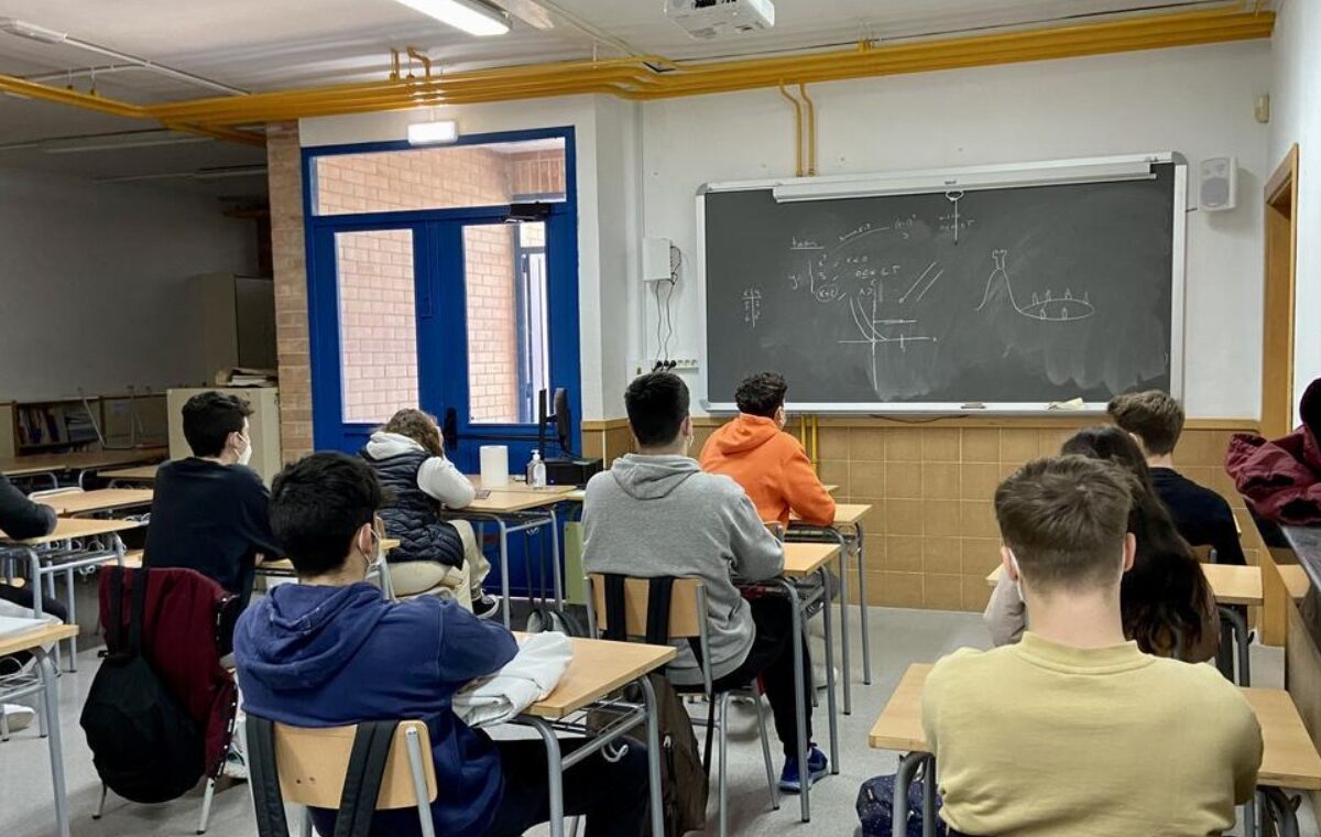Un grupo de personas sentadas en una oficina.