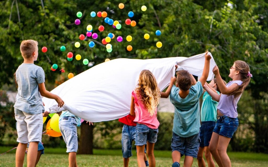 Un grupo de personas jugando con un frisbee.