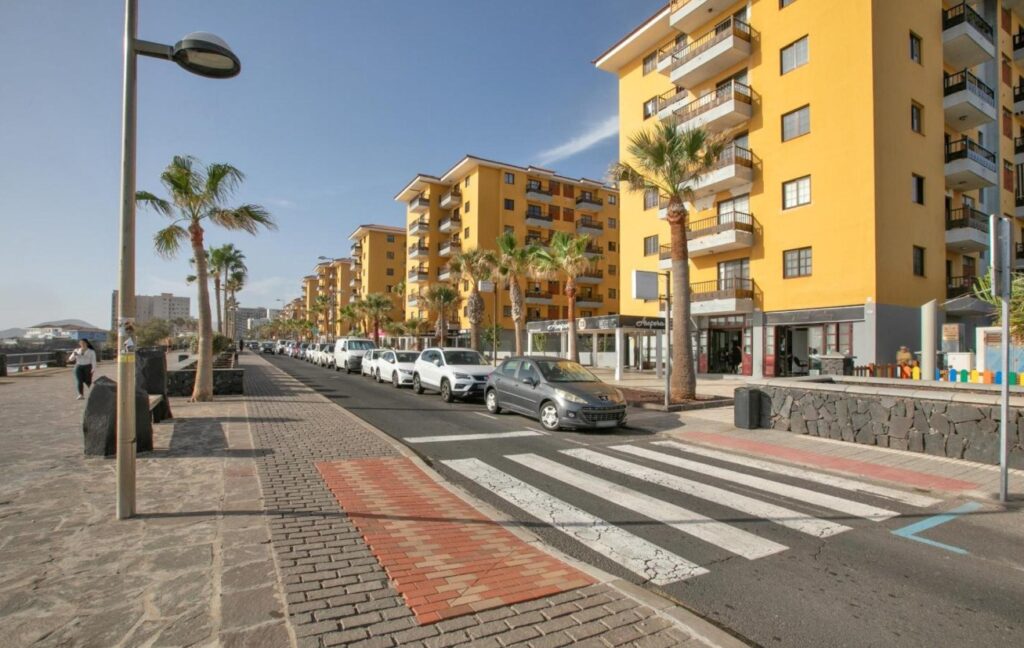 Una calle con edificios de fondo.