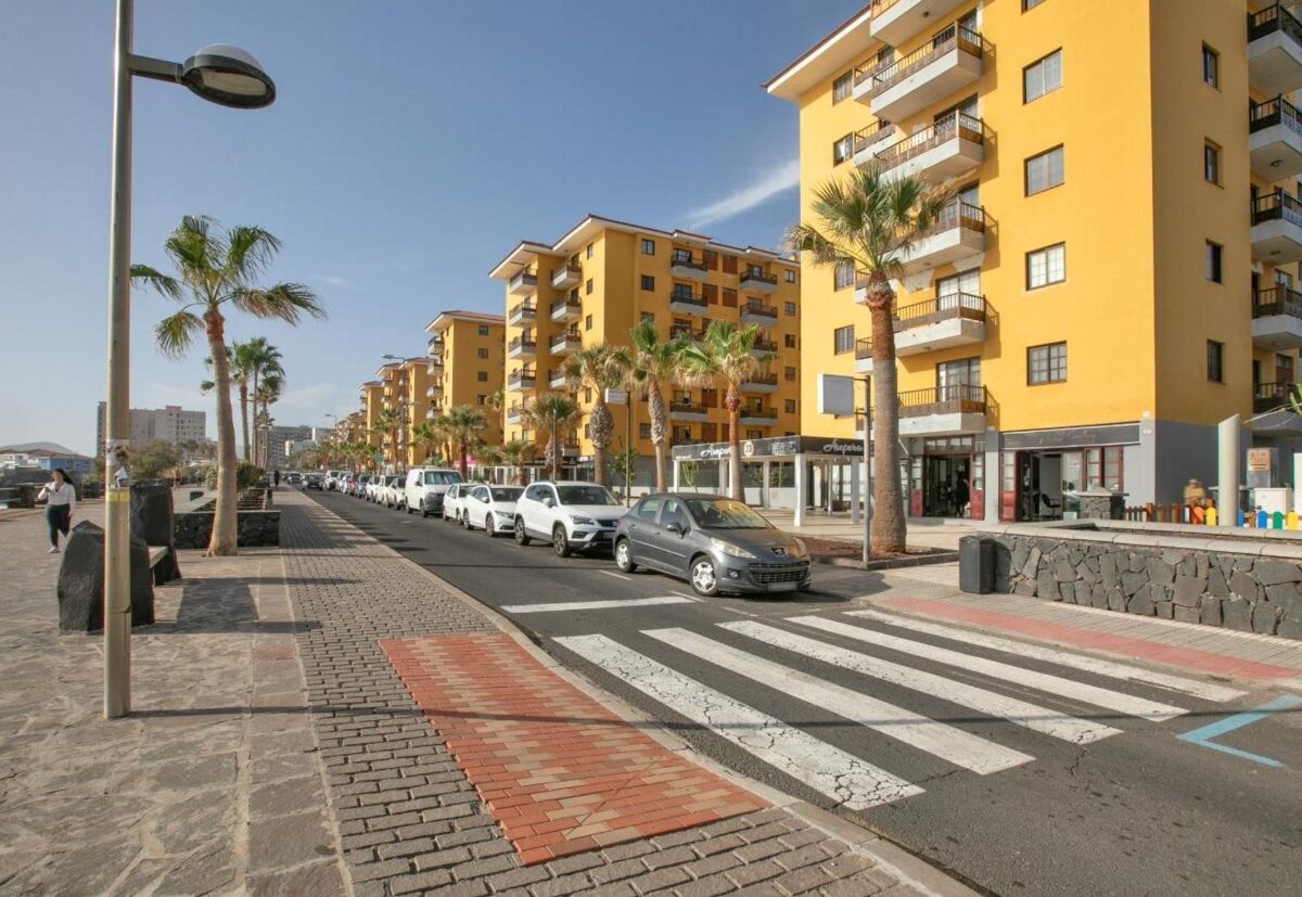 Una calle con edificios de fondo.