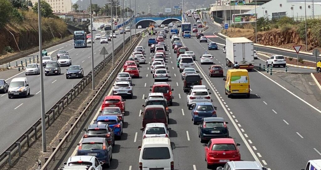 Una carretera con coches.