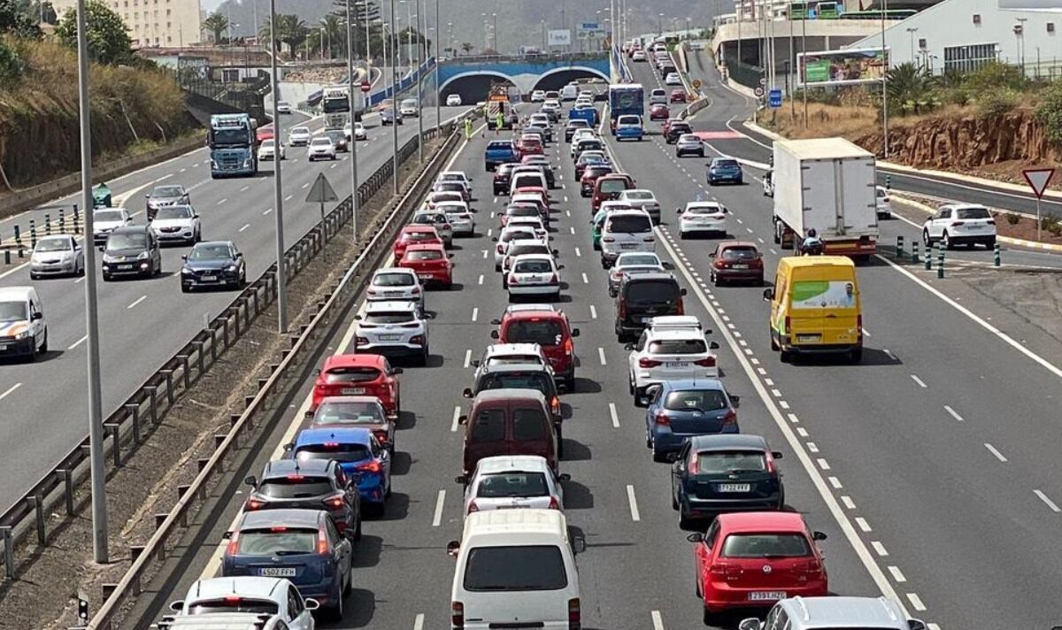 Una carretera con coches.