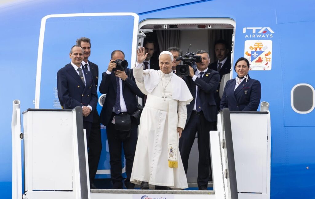 Un grupo de personas posando junto a un camión.