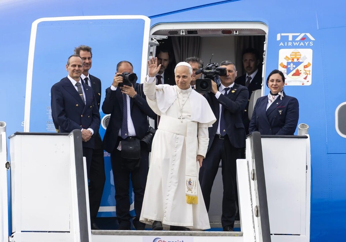 Un grupo de personas posando junto a un camión.