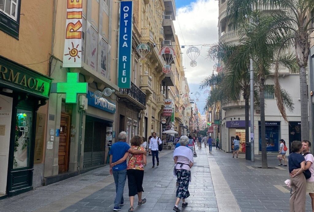 Personas caminando en la banqueta de la ciudad.