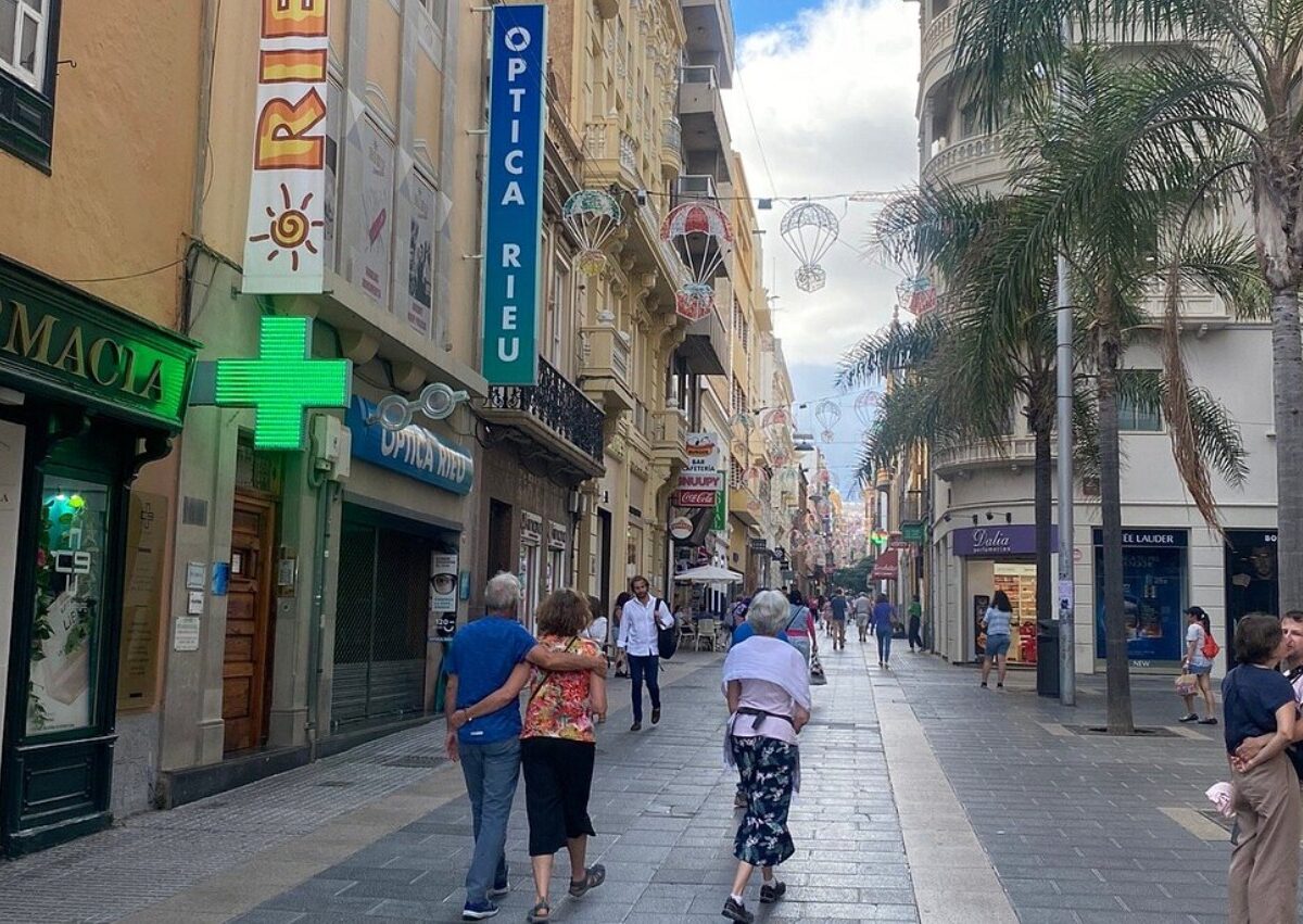 Personas caminando en la banqueta de la ciudad.