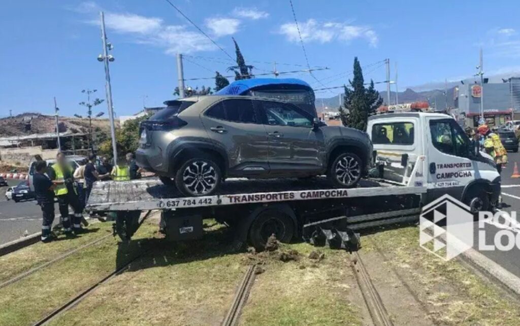 Un grupo de personas alrededor de una camioneta.