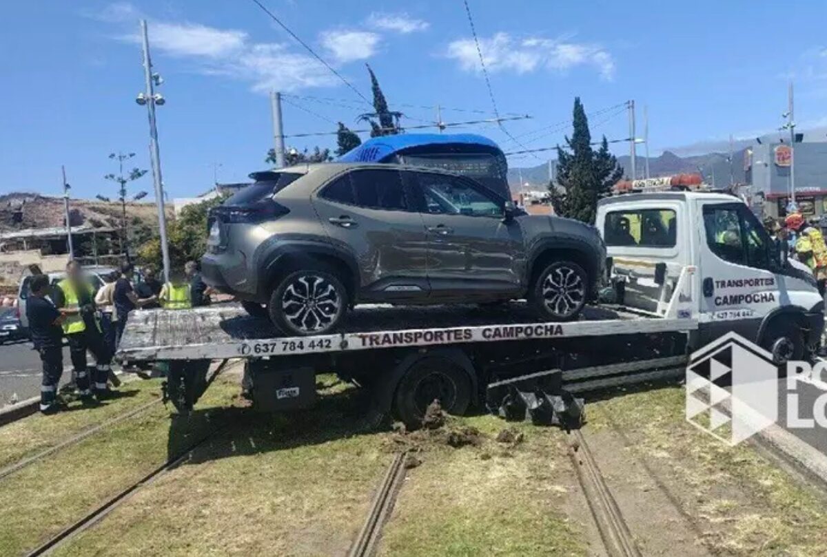 Un grupo de personas alrededor de una camioneta.