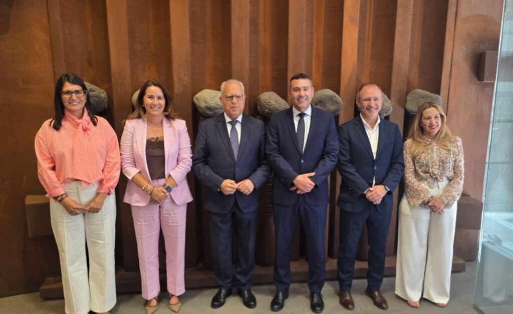Grupo de personas posando por un foto.