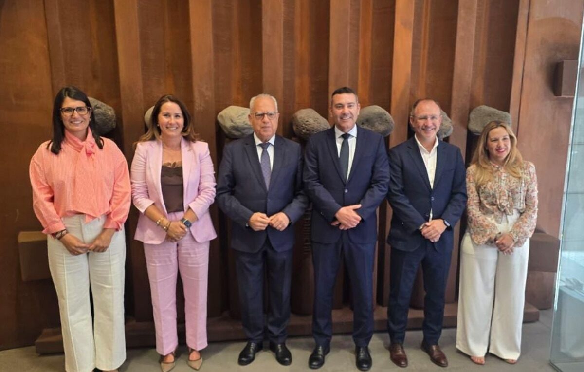Grupo de personas posando por un foto.