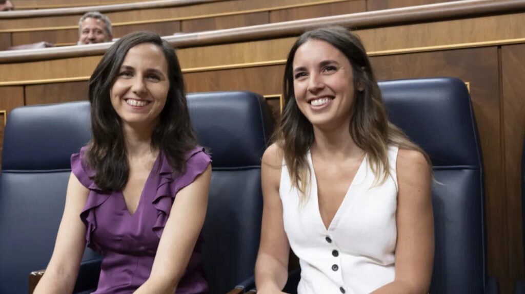 Un grupo de personas sonriendo.
