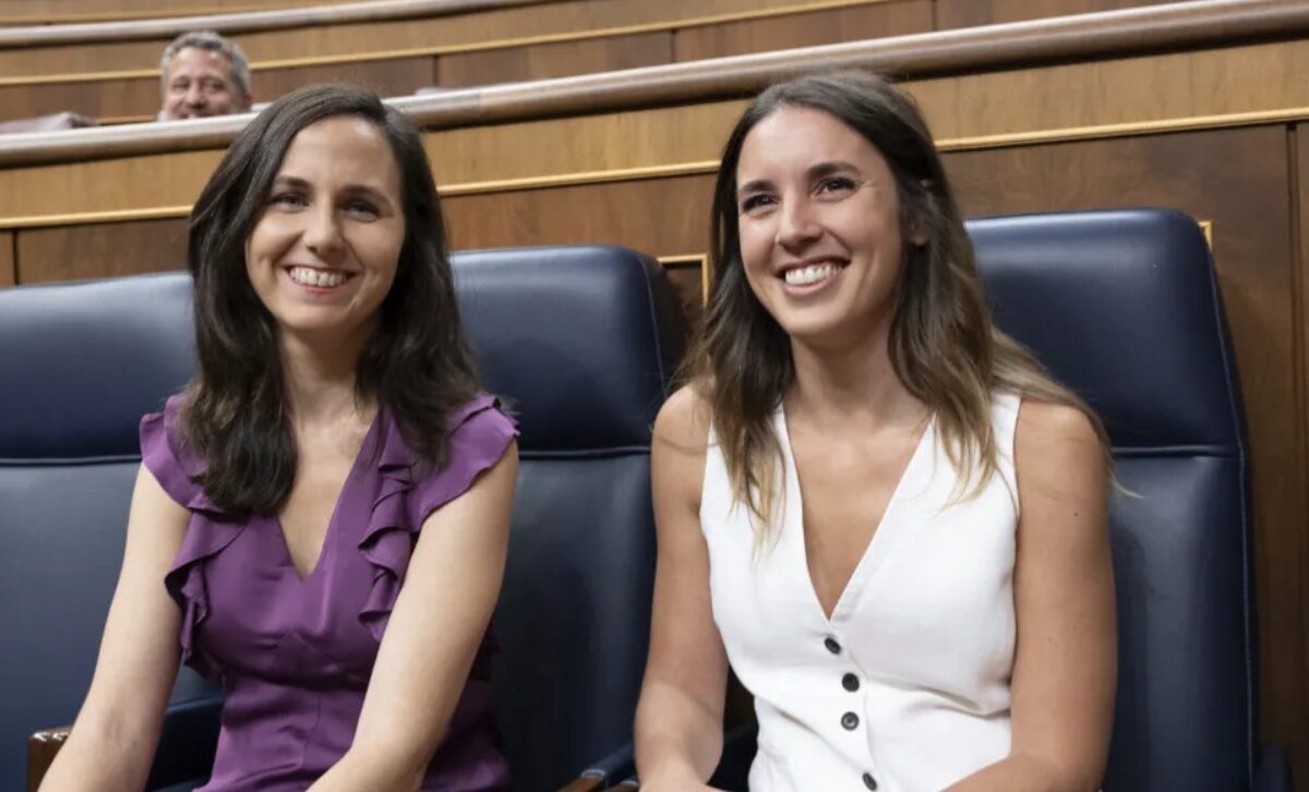 Un grupo de personas sonriendo.