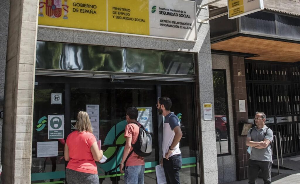 Un grupo de personas caminando en la banqueta de una tienda.