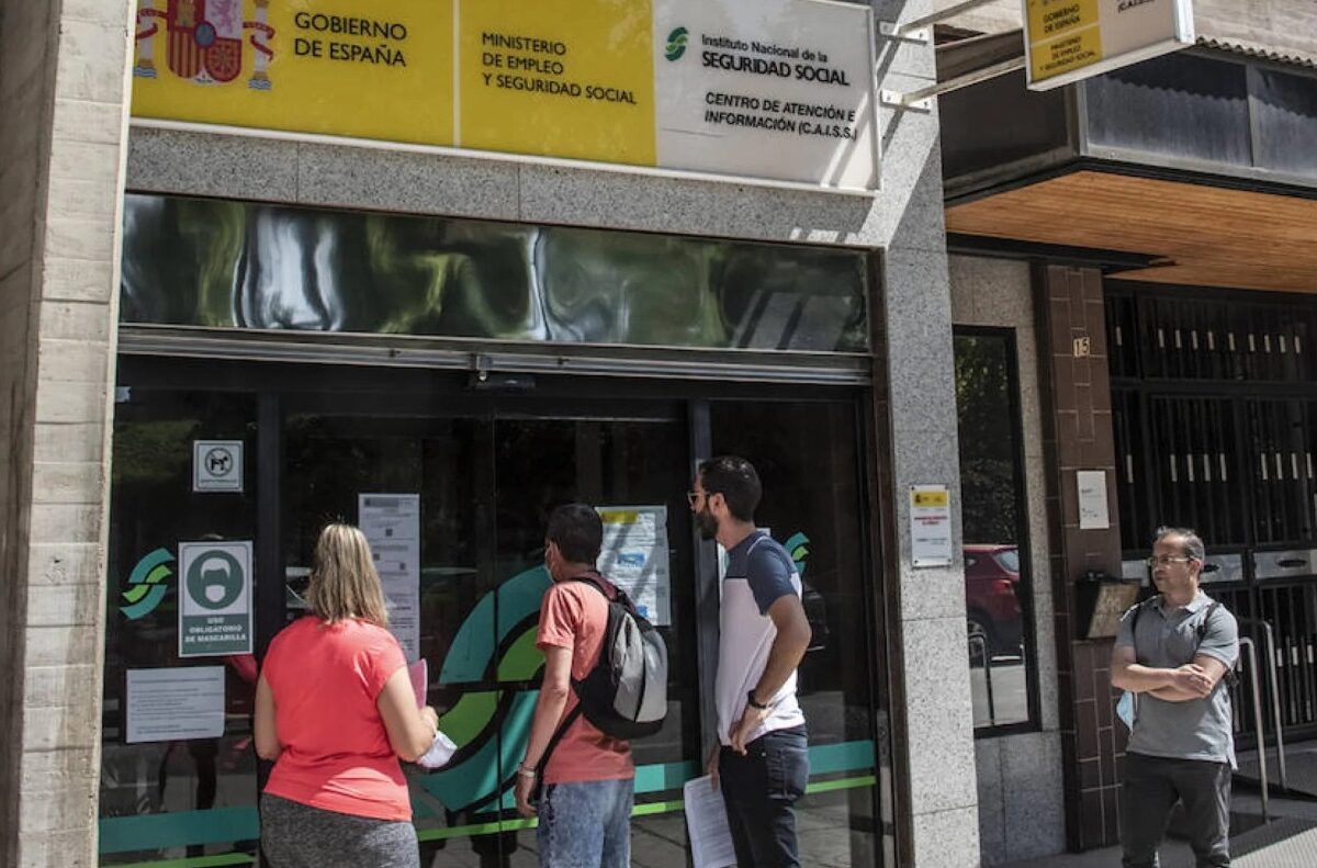 Un grupo de personas caminando en la banqueta de una tienda.