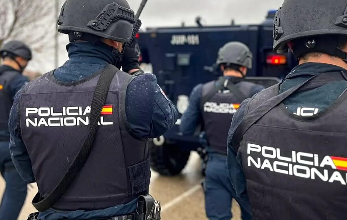 Un grupo de personas en uniforme.