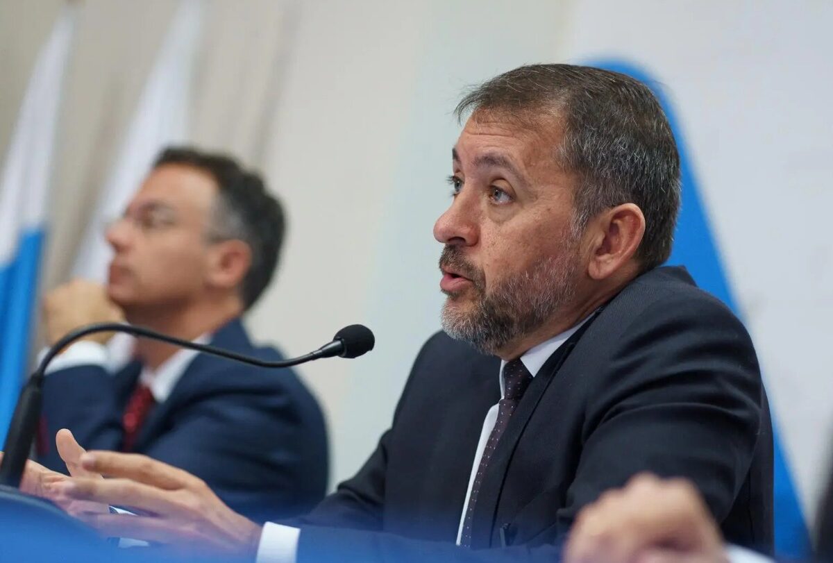 Un hombre con un micrófono.