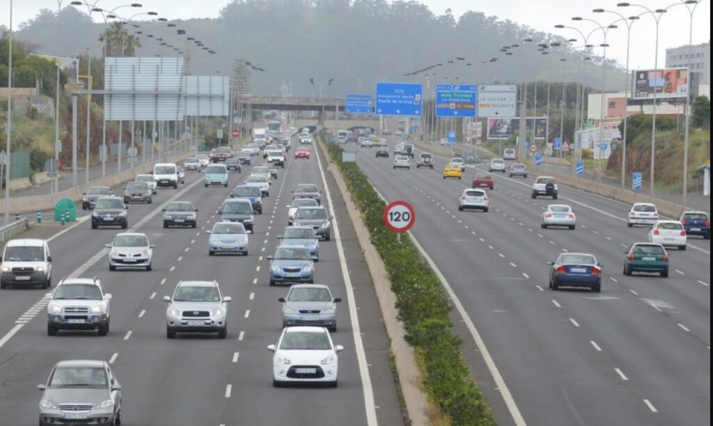 Una carretera con coches.